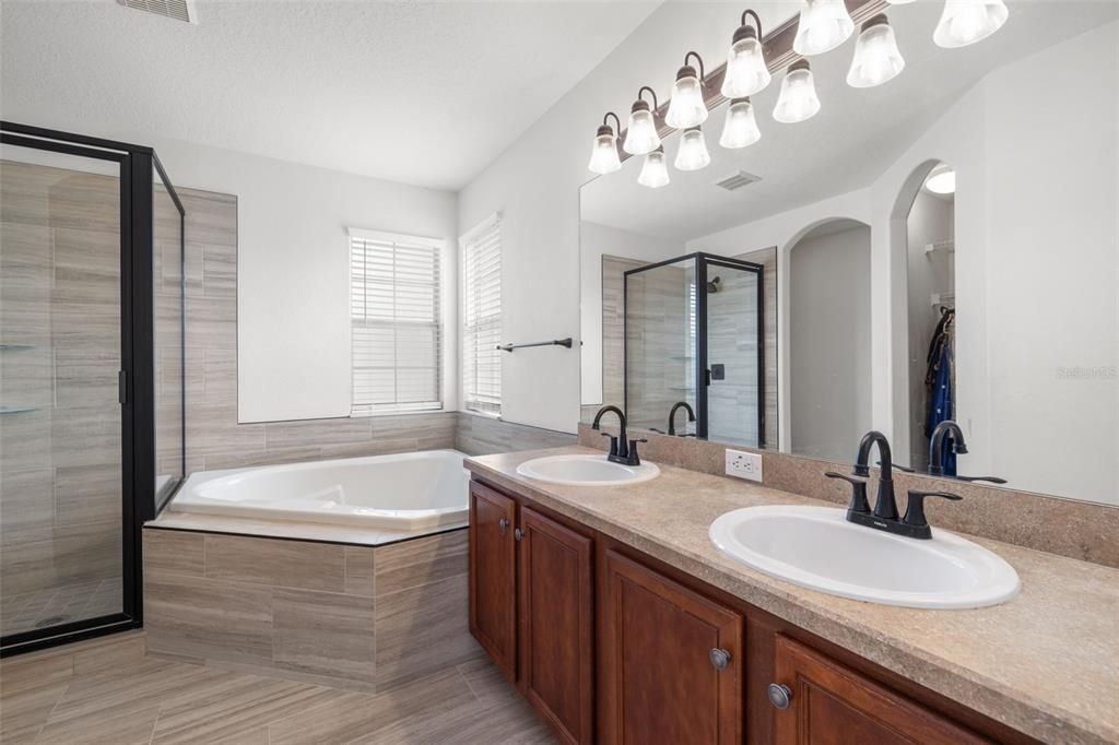 For Sale: $489,900 (5 beds, 3 baths, 2542 Square Feet)