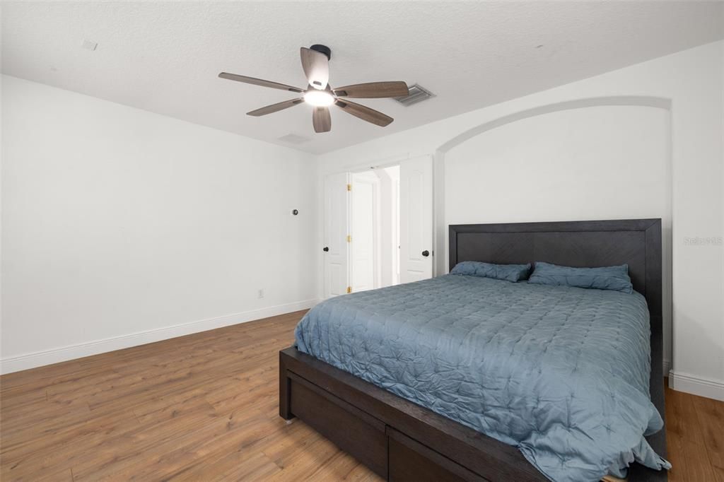 For Sale: $489,900 (5 beds, 3 baths, 2542 Square Feet)