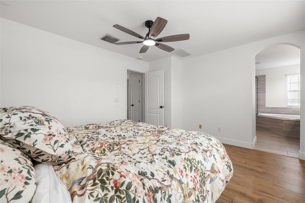 For Sale: $489,900 (5 beds, 3 baths, 2542 Square Feet)