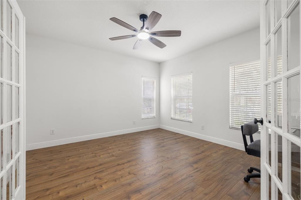 For Sale: $489,900 (5 beds, 3 baths, 2542 Square Feet)