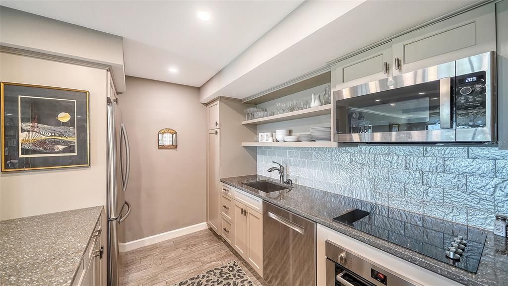 For Sale: $1,100,000 (2 beds, 2 baths, 1180 Square Feet)