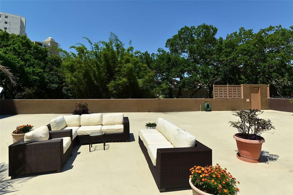 For Sale: $1,100,000 (2 beds, 2 baths, 1180 Square Feet)