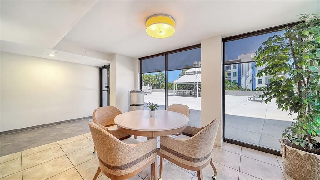 For Sale: $1,100,000 (2 beds, 2 baths, 1180 Square Feet)