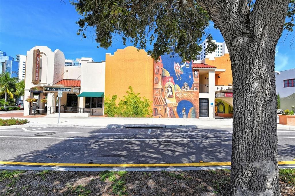 For Sale: $1,100,000 (2 beds, 2 baths, 1180 Square Feet)