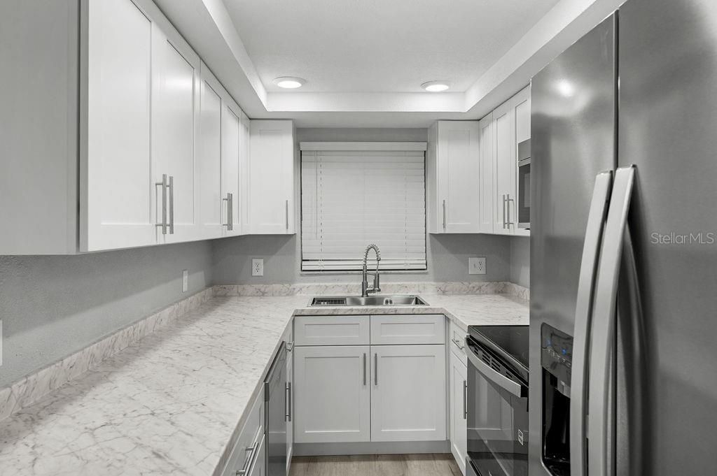 For Sale: $199,000 (1 beds, 1 baths, 701 Square Feet)