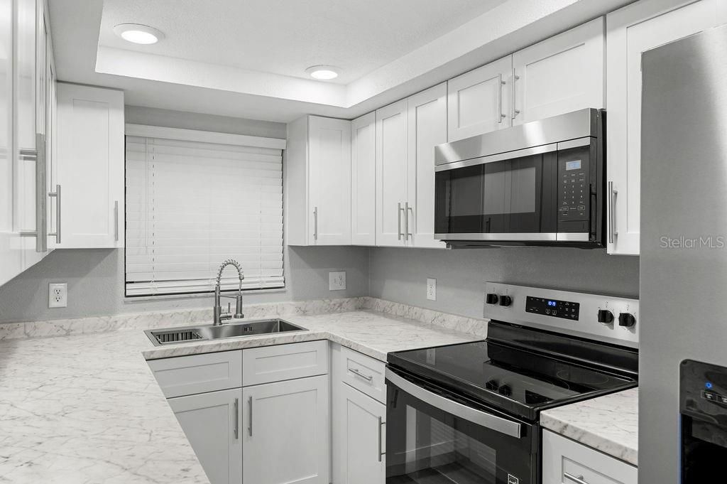 For Sale: $199,000 (1 beds, 1 baths, 701 Square Feet)