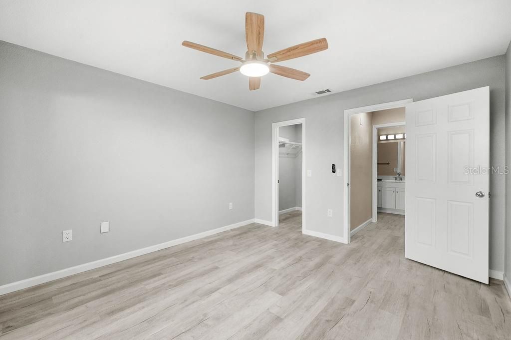 For Sale: $199,000 (1 beds, 1 baths, 701 Square Feet)