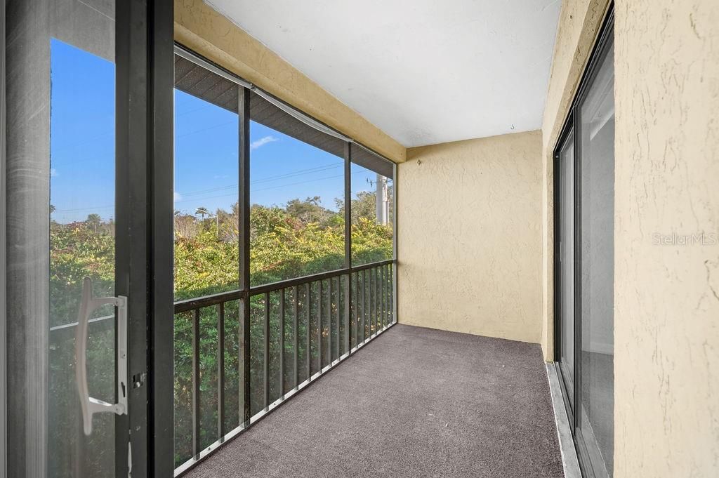 For Sale: $199,000 (1 beds, 1 baths, 701 Square Feet)