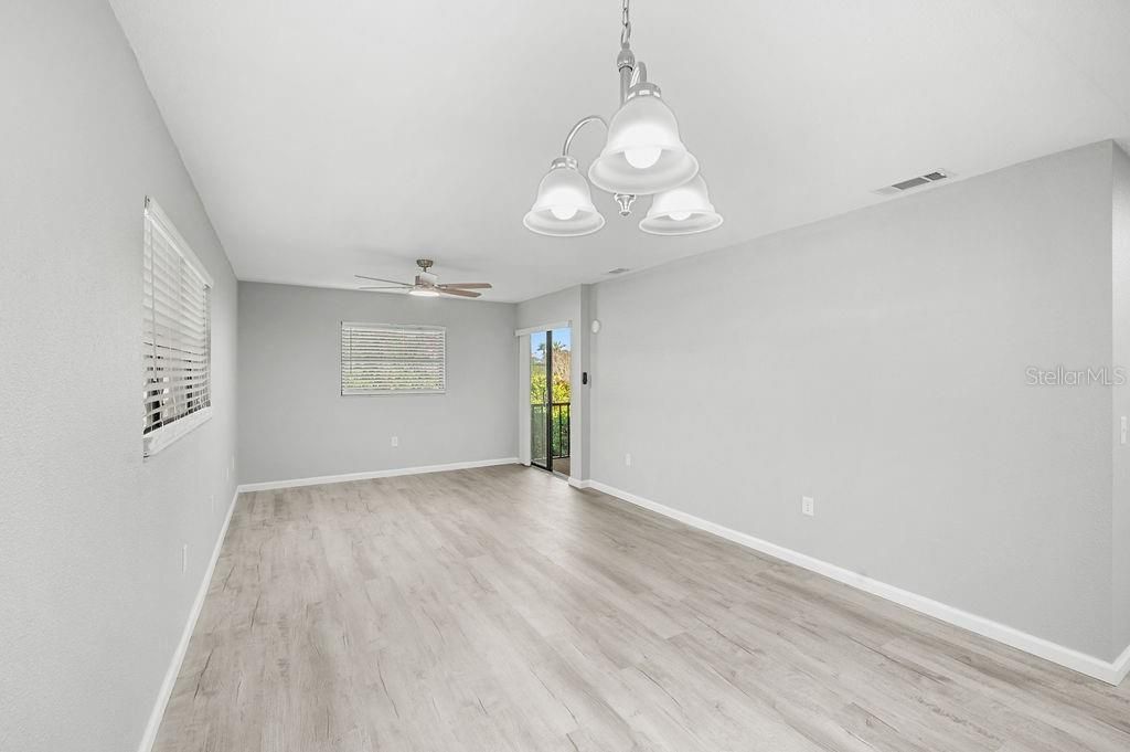 For Sale: $199,000 (1 beds, 1 baths, 701 Square Feet)