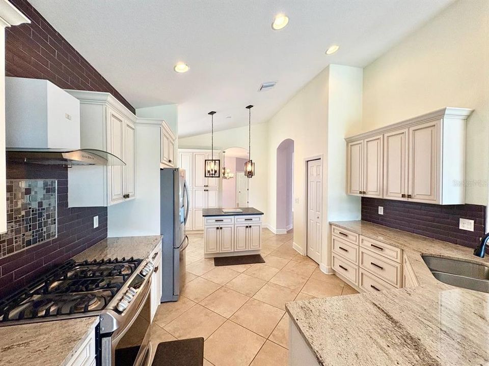 For Rent: $2,400 (3 beds, 2 baths, 2051 Square Feet)