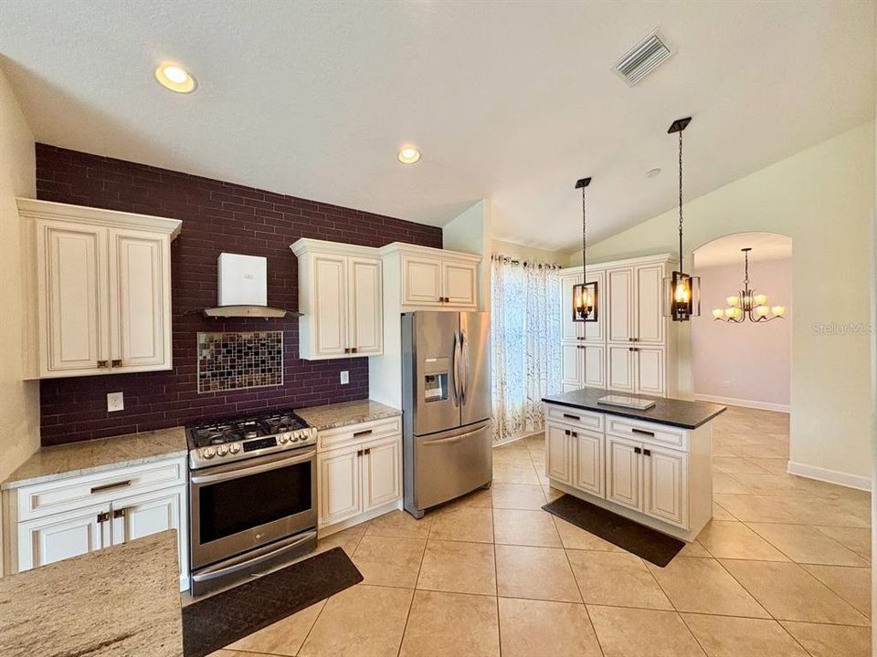 For Rent: $2,400 (3 beds, 2 baths, 2051 Square Feet)