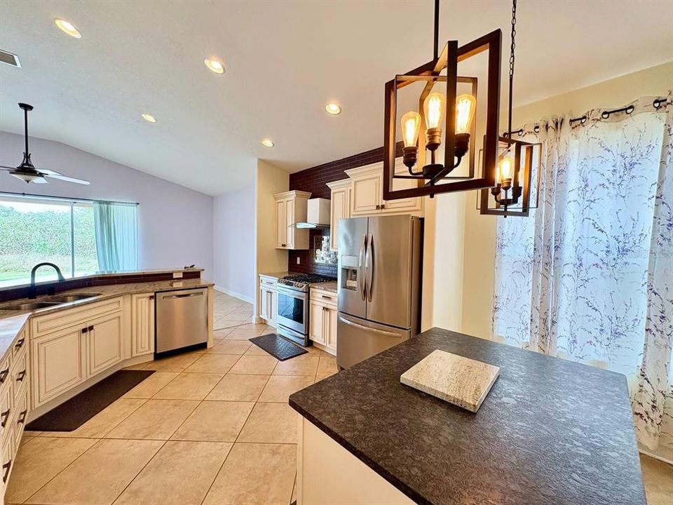 For Rent: $2,400 (3 beds, 2 baths, 2051 Square Feet)