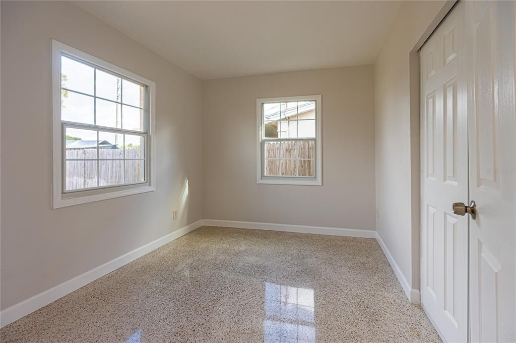 待售: $325,000 (2 贝兹, 1 浴室, 747 平方英尺)