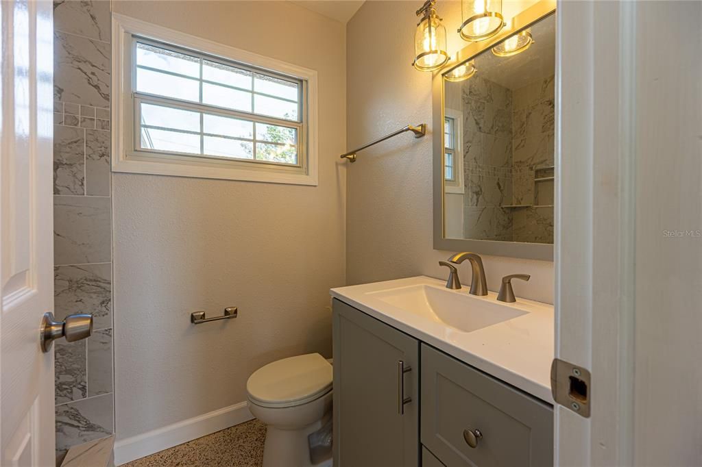 待售: $325,000 (2 贝兹, 1 浴室, 747 平方英尺)