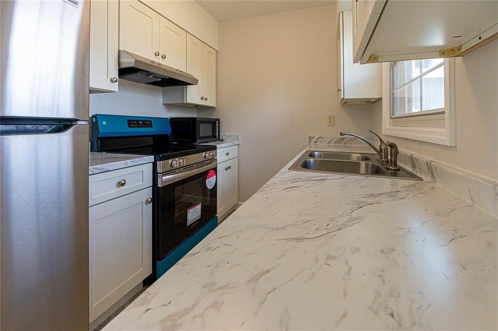 待售: $325,000 (2 贝兹, 1 浴室, 747 平方英尺)