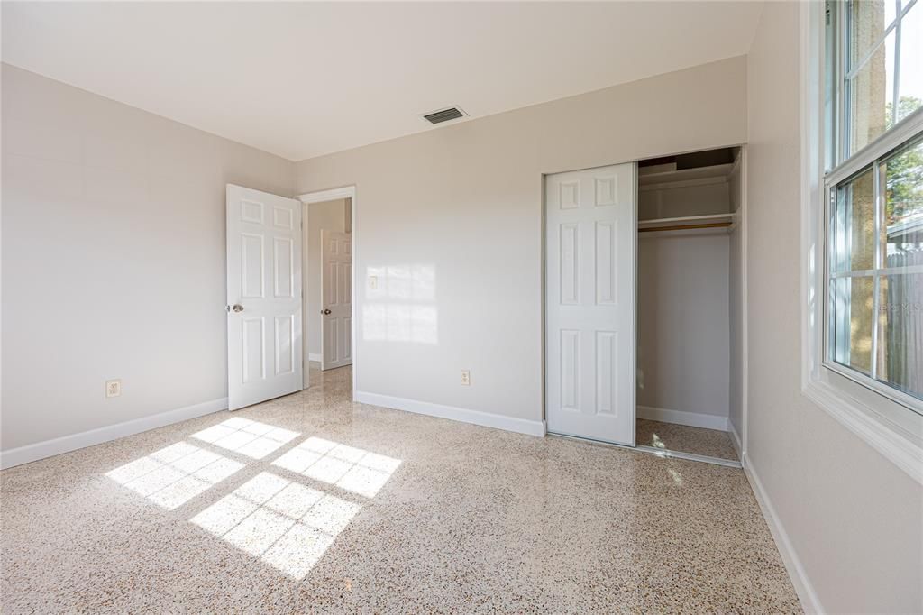 待售: $325,000 (2 贝兹, 1 浴室, 747 平方英尺)