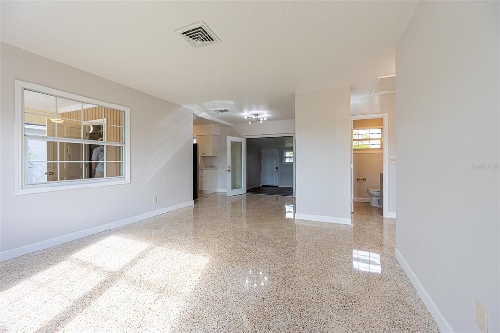 待售: $325,000 (2 贝兹, 1 浴室, 747 平方英尺)