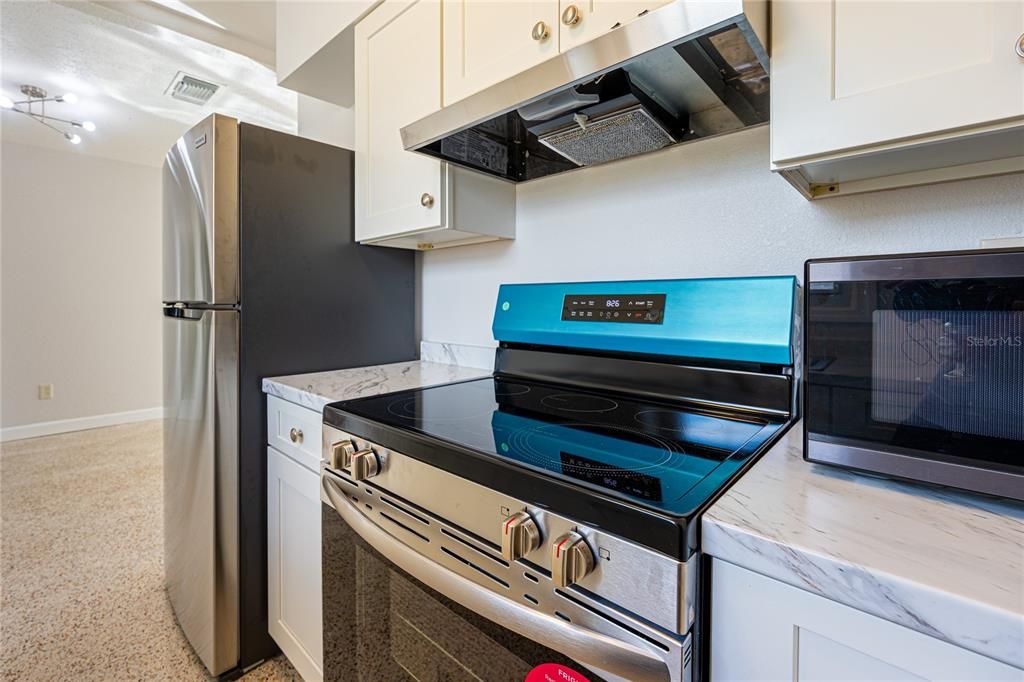 待售: $325,000 (2 贝兹, 1 浴室, 747 平方英尺)