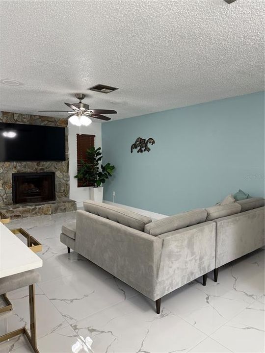 For Sale: $365,000 (4 beds, 2 baths, 1938 Square Feet)