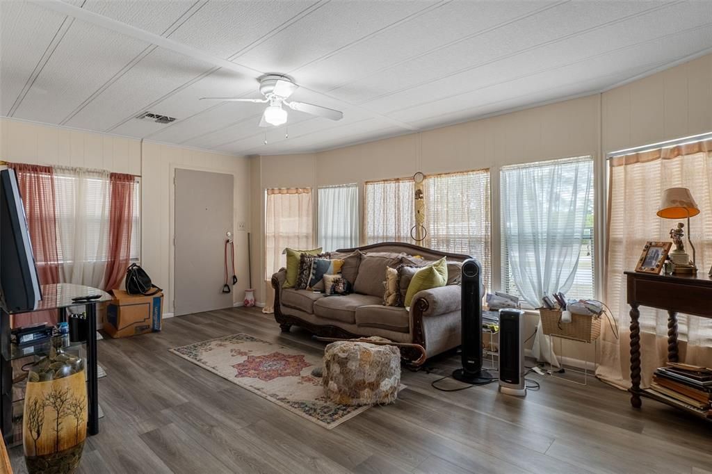 待售: $178,000 (2 贝兹, 2 浴室, 1300 平方英尺)