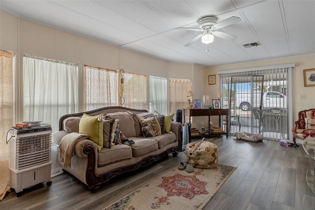 待售: $178,000 (2 贝兹, 2 浴室, 1300 平方英尺)