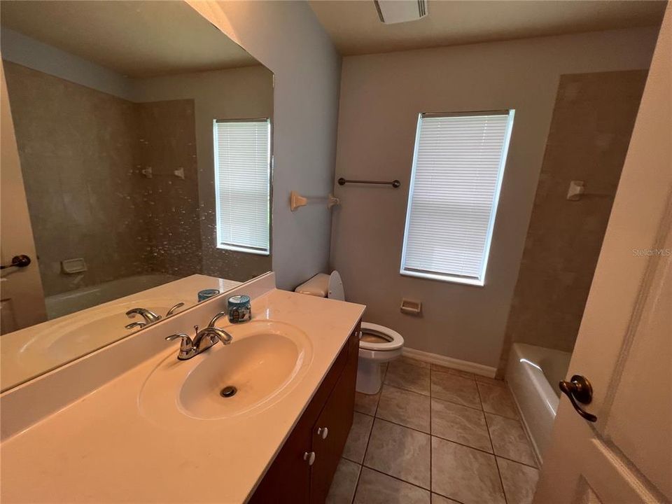 For Rent: $1,900 (3 beds, 2 baths, 1821 Square Feet)