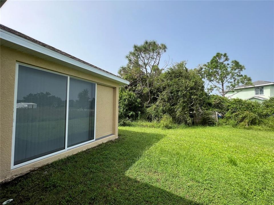 For Rent: $1,900 (3 beds, 2 baths, 1821 Square Feet)