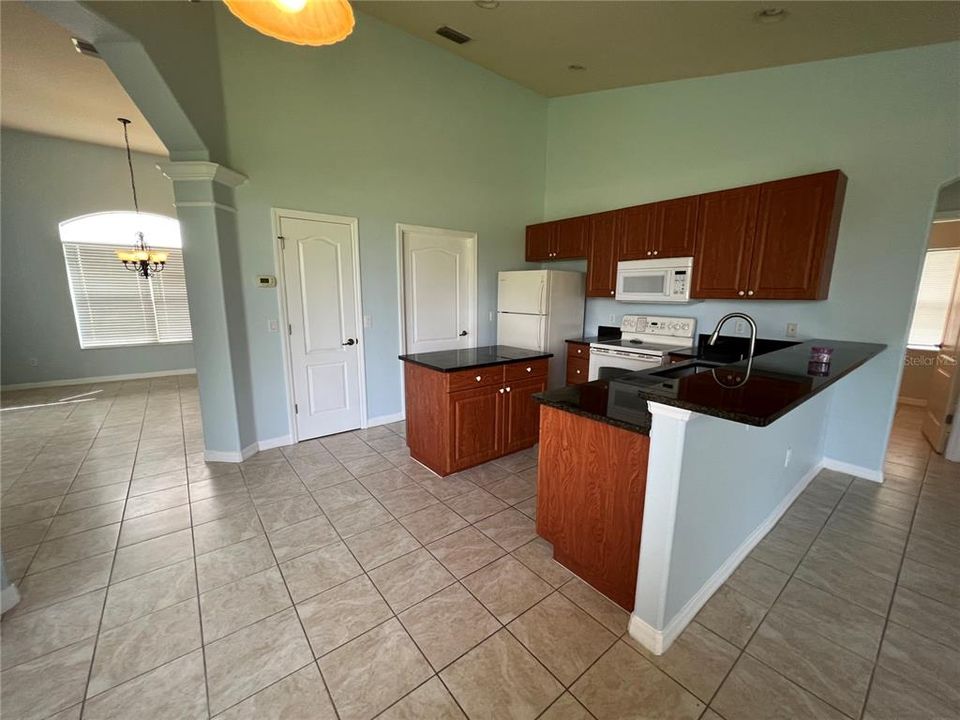 For Rent: $1,900 (3 beds, 2 baths, 1821 Square Feet)