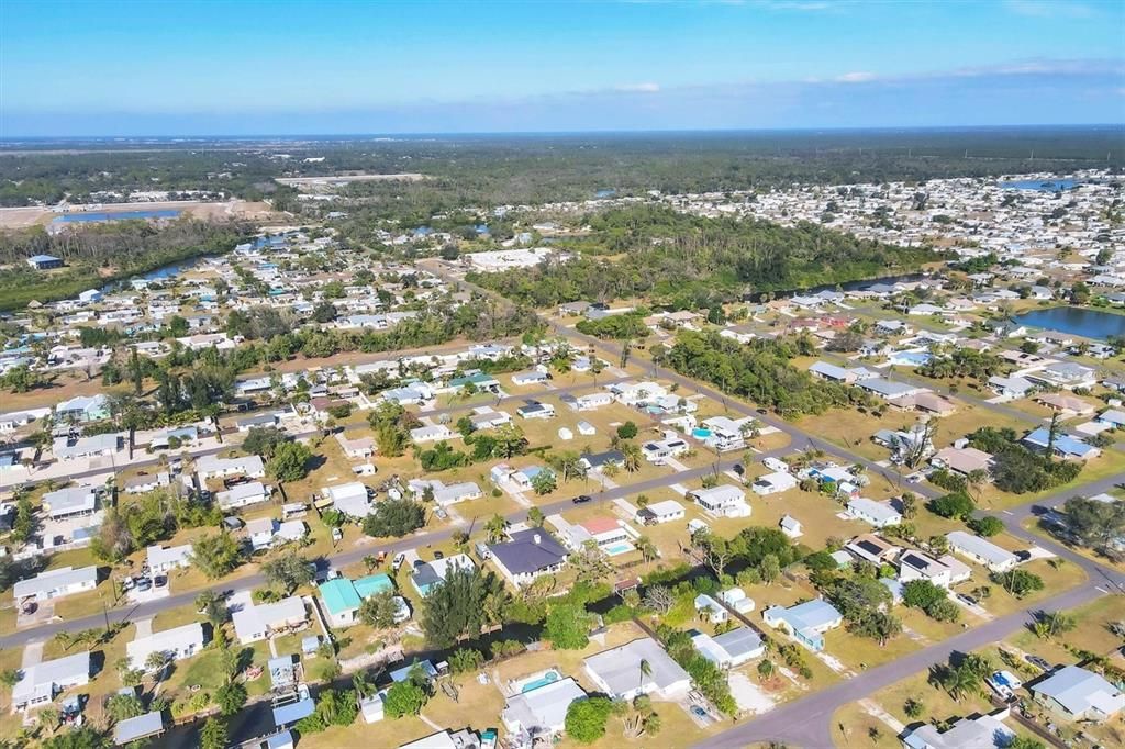 На продажу: $269,900 (2 спален, 1 ванн, 696 Квадратных фут)