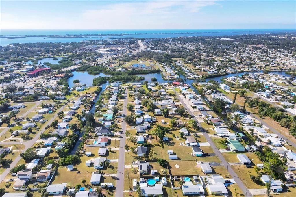 На продажу: $269,900 (2 спален, 1 ванн, 696 Квадратных фут)