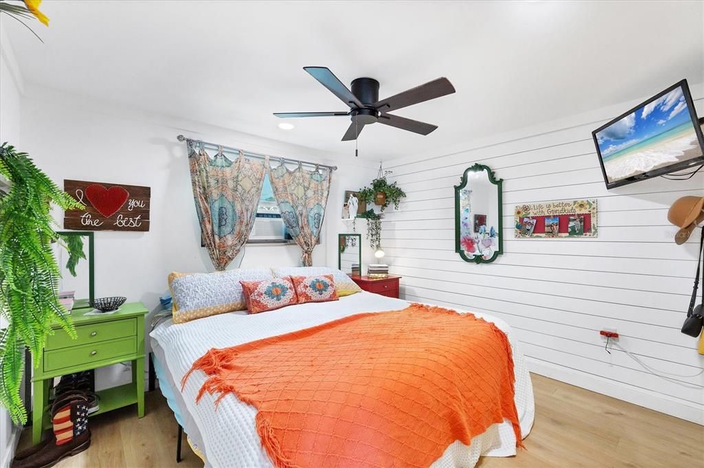 На продажу: $269,900 (2 спален, 1 ванн, 696 Квадратных фут)