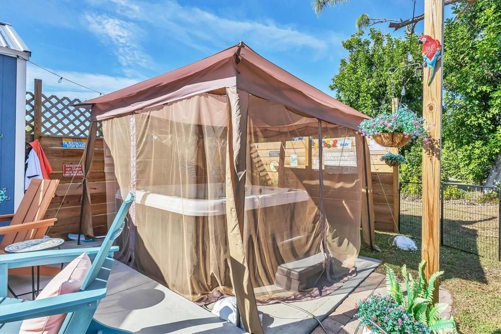 На продажу: $269,900 (2 спален, 1 ванн, 696 Квадратных фут)