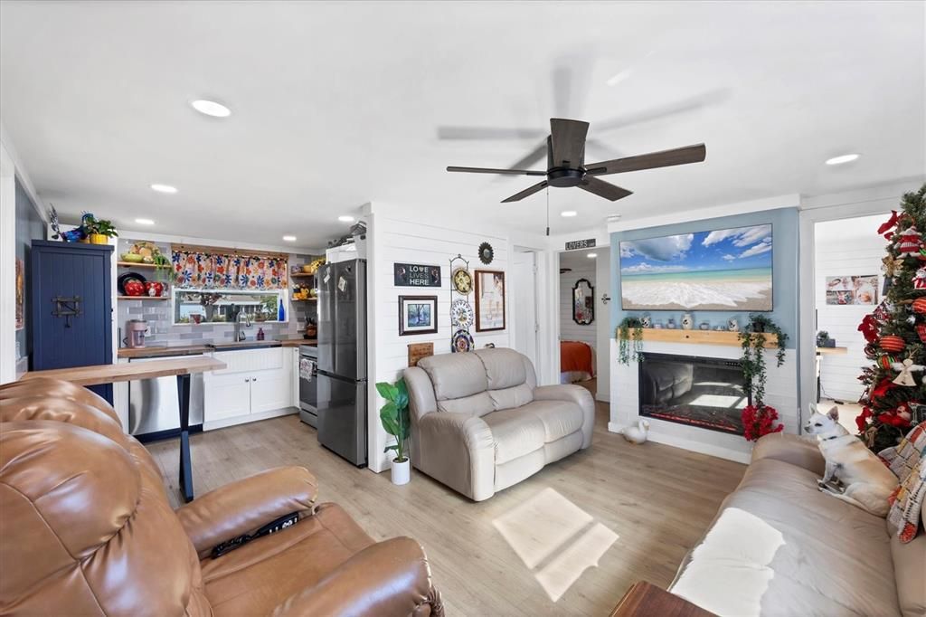 На продажу: $269,900 (2 спален, 1 ванн, 696 Квадратных фут)