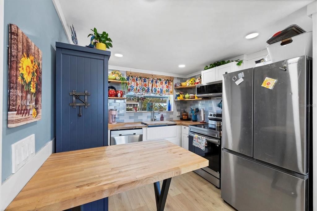 На продажу: $269,900 (2 спален, 1 ванн, 696 Квадратных фут)