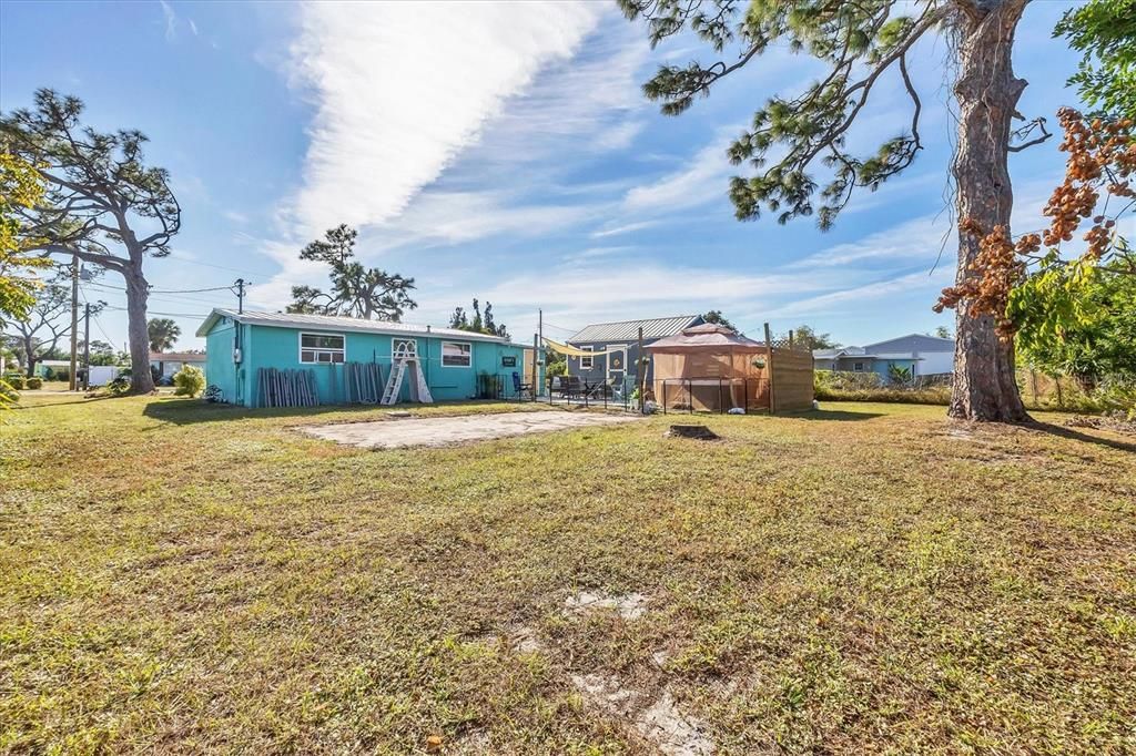 На продажу: $269,900 (2 спален, 1 ванн, 696 Квадратных фут)