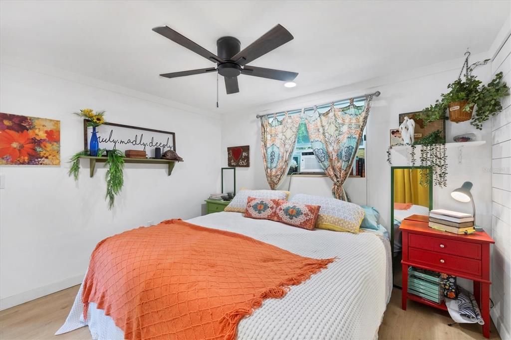 На продажу: $269,900 (2 спален, 1 ванн, 696 Квадратных фут)