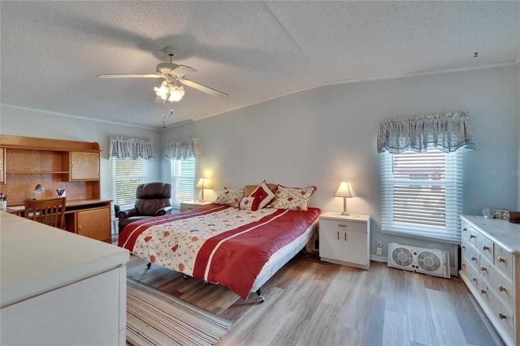 For Sale: $200,000 (2 beds, 2 baths, 1404 Square Feet)