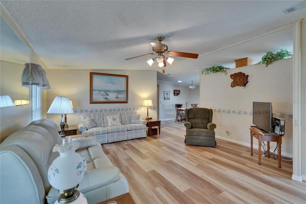 For Sale: $200,000 (2 beds, 2 baths, 1404 Square Feet)