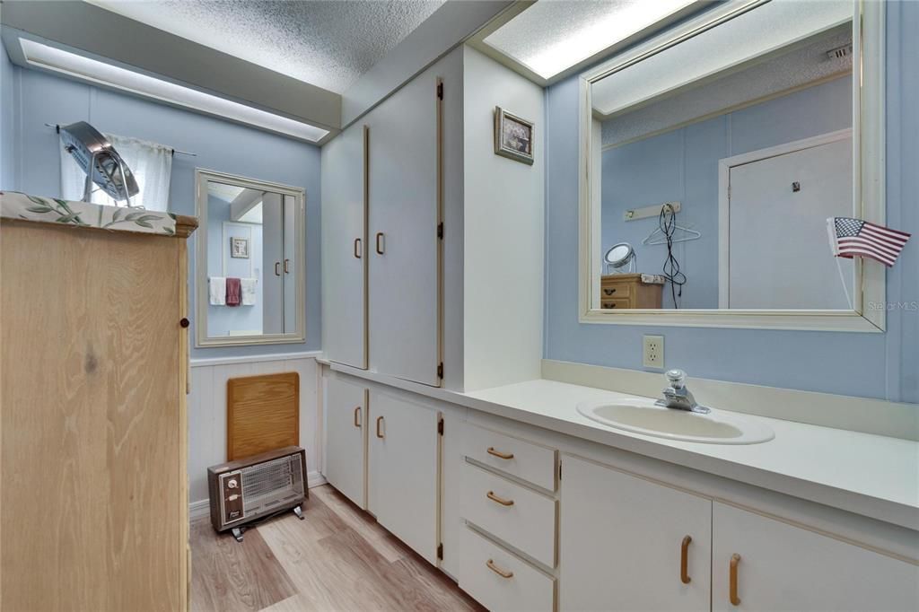 For Sale: $200,000 (2 beds, 2 baths, 1404 Square Feet)