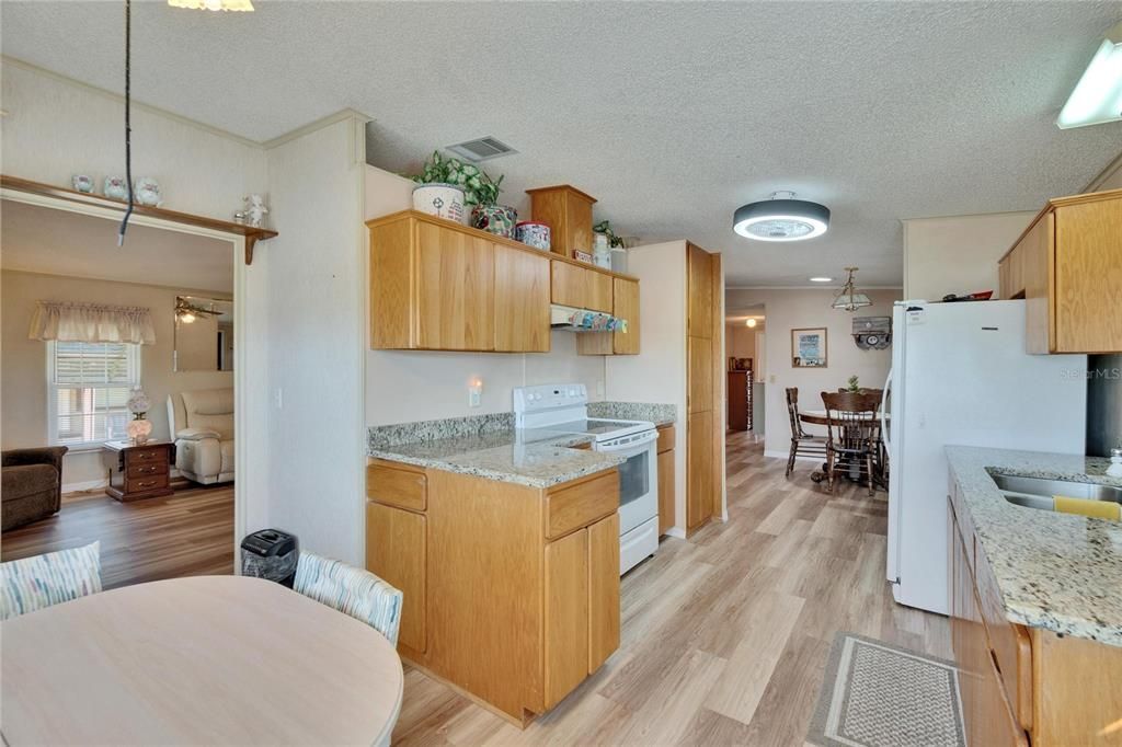 For Sale: $200,000 (2 beds, 2 baths, 1404 Square Feet)