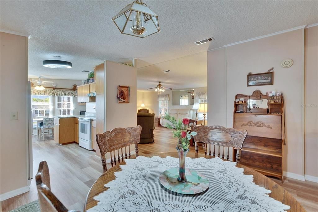 For Sale: $200,000 (2 beds, 2 baths, 1404 Square Feet)