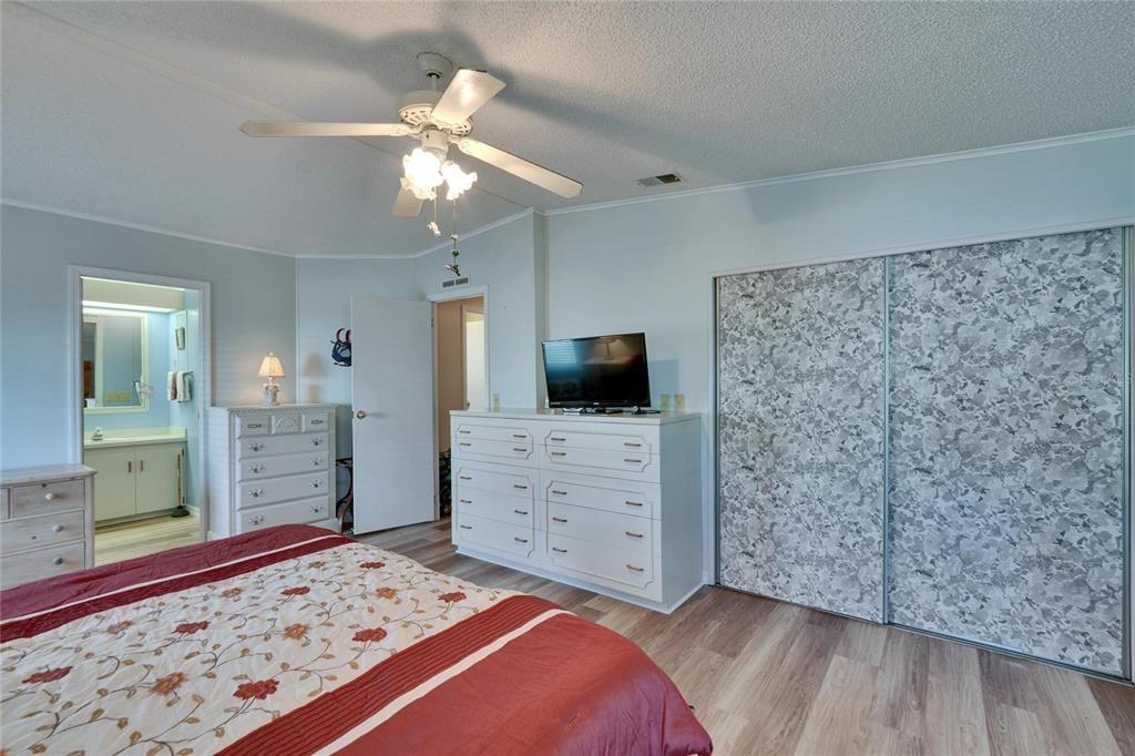 For Sale: $200,000 (2 beds, 2 baths, 1404 Square Feet)