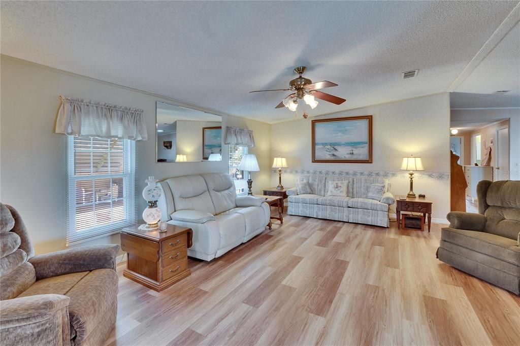 For Sale: $200,000 (2 beds, 2 baths, 1404 Square Feet)