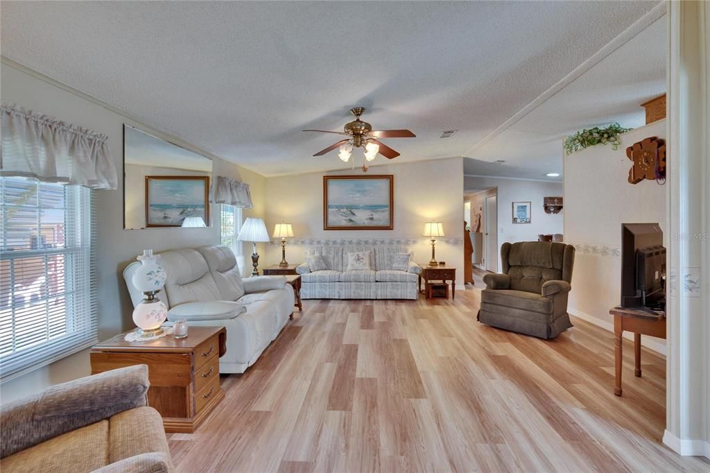 For Sale: $200,000 (2 beds, 2 baths, 1404 Square Feet)