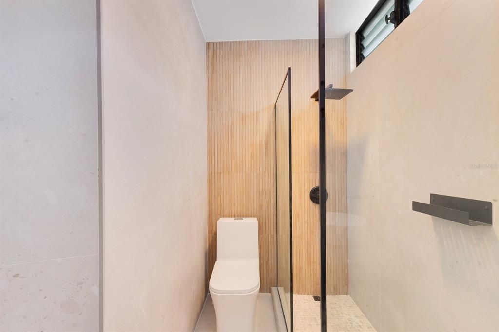 En Venta: $2,350,000 (6 camas, 5 baños, 4300 Pies cuadrados)