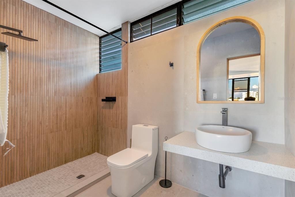 En Venta: $2,350,000 (6 camas, 5 baños, 4300 Pies cuadrados)