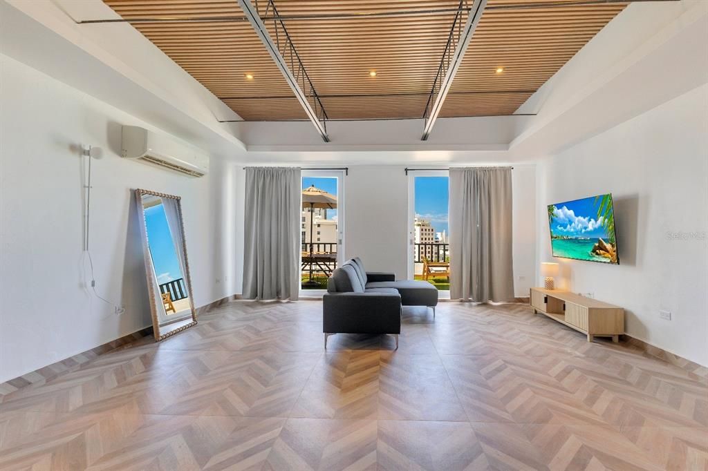 En Venta: $2,350,000 (6 camas, 5 baños, 4300 Pies cuadrados)