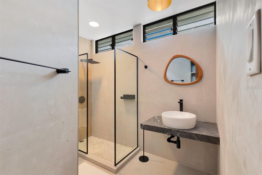 En Venta: $2,350,000 (6 camas, 5 baños, 4300 Pies cuadrados)