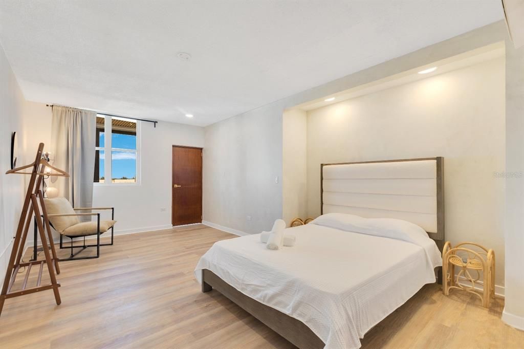 En Venta: $2,350,000 (6 camas, 5 baños, 4300 Pies cuadrados)