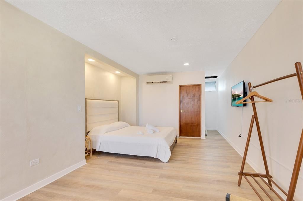 En Venta: $2,350,000 (6 camas, 5 baños, 4300 Pies cuadrados)